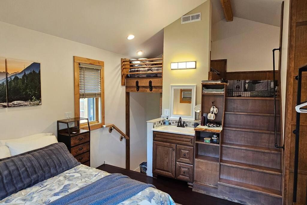 Beautiful Riverfront Near Mt Bachelor With Hot Tub Bend Exterior foto