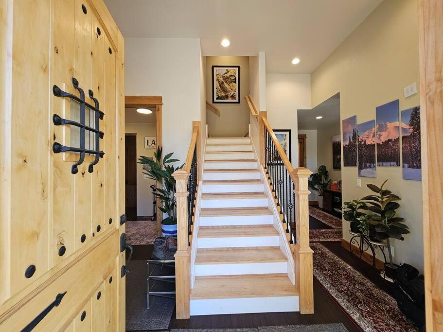 Beautiful Riverfront Near Mt Bachelor With Hot Tub Bend Exterior foto